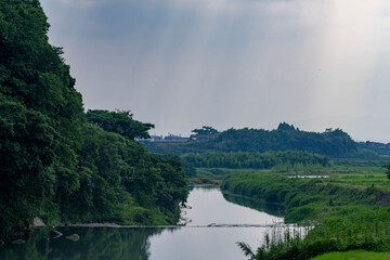 川の流れる風景
