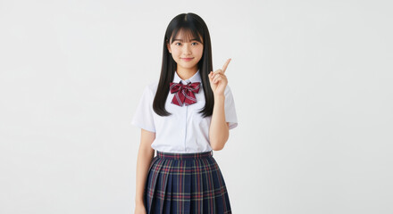 上を指差す笑顔の女子高生