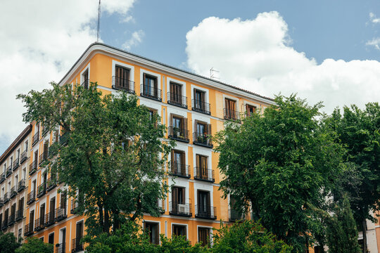 Fototapeta Historic apartment building in Plaza del Dos de Mayo