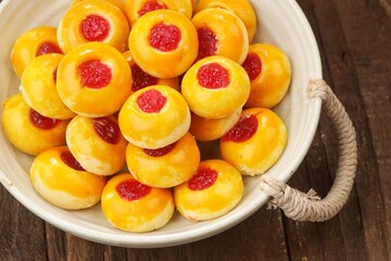 Thumbprint cookies are a method of making dry cakes by forming the cake into a round shape and then pressing the center with your thumb