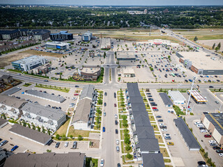 Obraz premium City street with a lot of cars and buildings