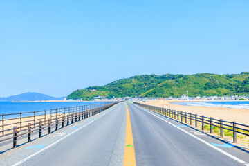 初夏の志賀島へと続く一本道　福岡県福岡市　A road leading to Shikanoshima in...