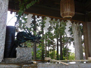 神社の手水舎と龍の口から流れる清めの水