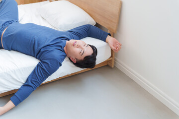 寝相が悪い男性