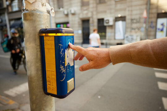 Using the traffic light button