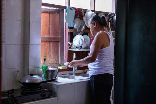 6K open gate(3:2) Elderly man washing dishes alone 