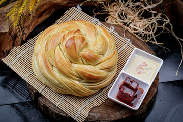 Flowery rolls with condensed milk sauce and tofu