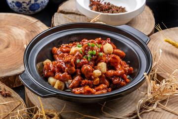 Braised garlic chicken in a pot on a camphorwood chopping board