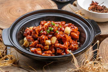 Braised garlic chicken in a pot on a camphorwood chopping board
