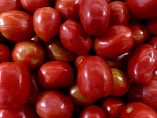 Fresh tomatoes sold in the market. Tomatoes contain many nutrients that are good for the body.