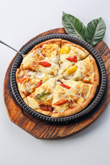 Freshly baked Western-style pizza served in exquisite tableware