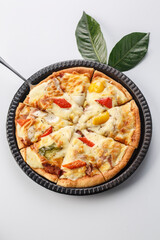 Freshly baked Western-style pizza served in exquisite tableware