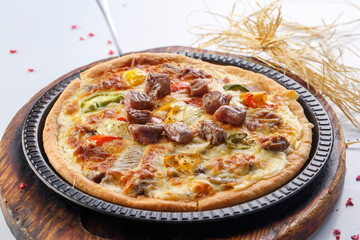 Freshly baked Western-style pizza served in exquisite tableware