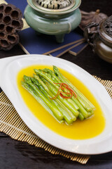 Asparagus stewed in chicken broth