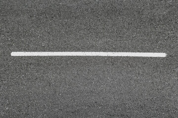 Fototapeta premium Ligne blanche sur asphalte 