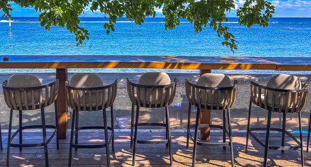 chaises hautes de comptoir avec vue sur mer