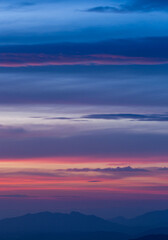 Obraz premium Colorful sunset sky with vibrant orange, pink, and blue hues.