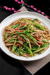 Prepare exquisite traditional Chinese stir-fry dishes