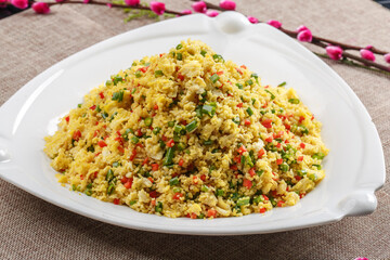 Prepare exquisite traditional Chinese stir-fry dishes