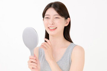 鏡を見る女性