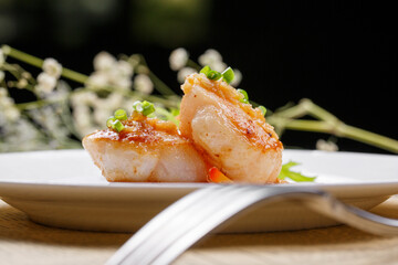 Large scallops and scallops are placed on English wrapping paper