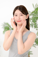 スキンケアをする女性