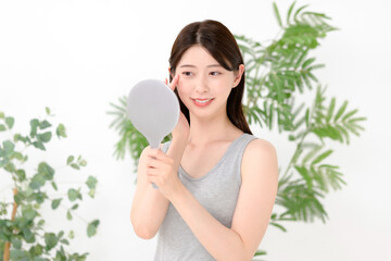 鏡を見る女性