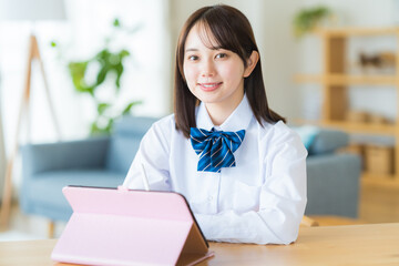 タブレットで勉強する女子高生