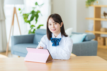 タブレットで勉強する女子高生