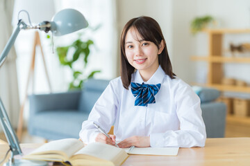 タブレットで勉強する女子高生