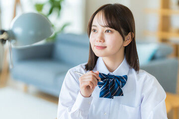 自宅で勉強をする女子高生