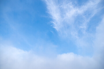見上げると綺麗な青い空	