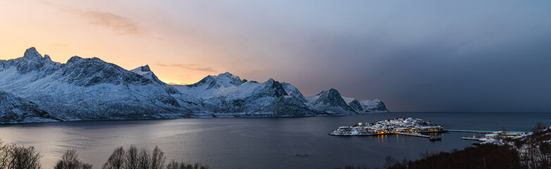 Husøy auf der Insel Senja in Norwegen an einem kalten Winterabend, Sonnenuntergang hinter...