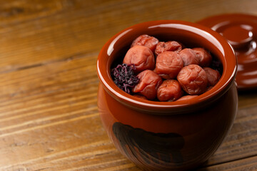 壺にたっぷり詰まった昔ながらの梅干し