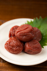 皿に盛られた梅干しと紫蘇の葉