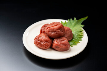 黒背景に梅干しと紫蘇の盛り付け