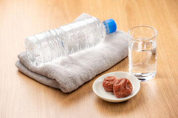 水と梅干しで熱中症対策