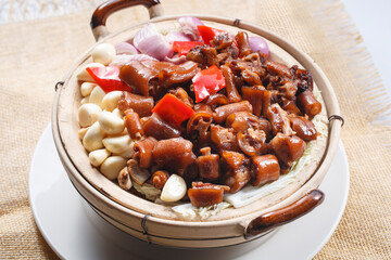 Casserole with Garlic and Pig's Tail