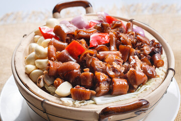 Casserole with Garlic and Pig's Tail