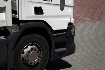 Biała wysoka ciężarówka na drodze wewnętrznej © tomo81