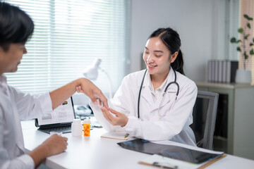 A woman doctor is talking to a patient