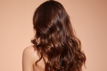 Naklejka premium Radiant Locks: Showcase the Beauty and Shine of Long, Wavy Brown Hair for Hair Care, Color, and Beauty Product Campaigns, Highlighting Hair Texture, Color and Health with Subtle Waves