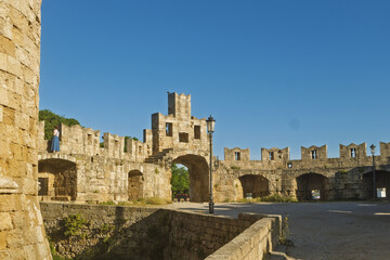 Obraz premium Gate of Saint Paul allows access to the fortified city and the Kolona harbour. in Rhodes, Greece