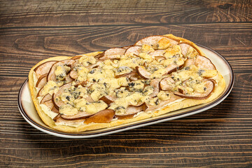 Roman pizza with pear and gorgonzola