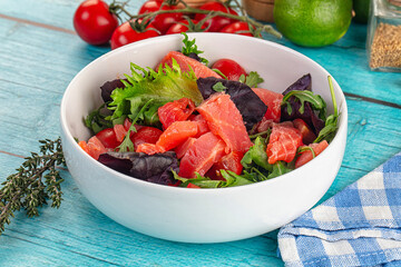 Salad with salmon and arugula