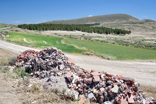 Tas de gravats au bord du chemin dans la campagne.