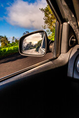 Paisaje reflejado en un espejo retrovisor.