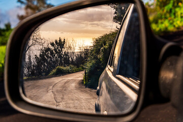 Paisaje reflejado en un espejo retrovisor.