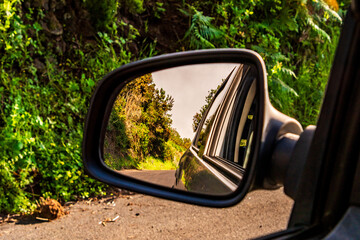 Paisaje reflejado en un espejo retrovisor.