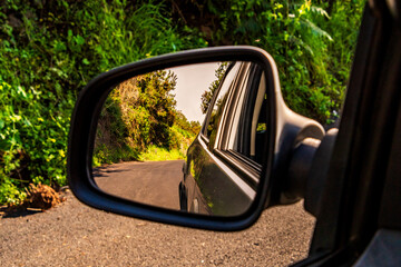 Paisaje reflejado en un espejo retrovisor.